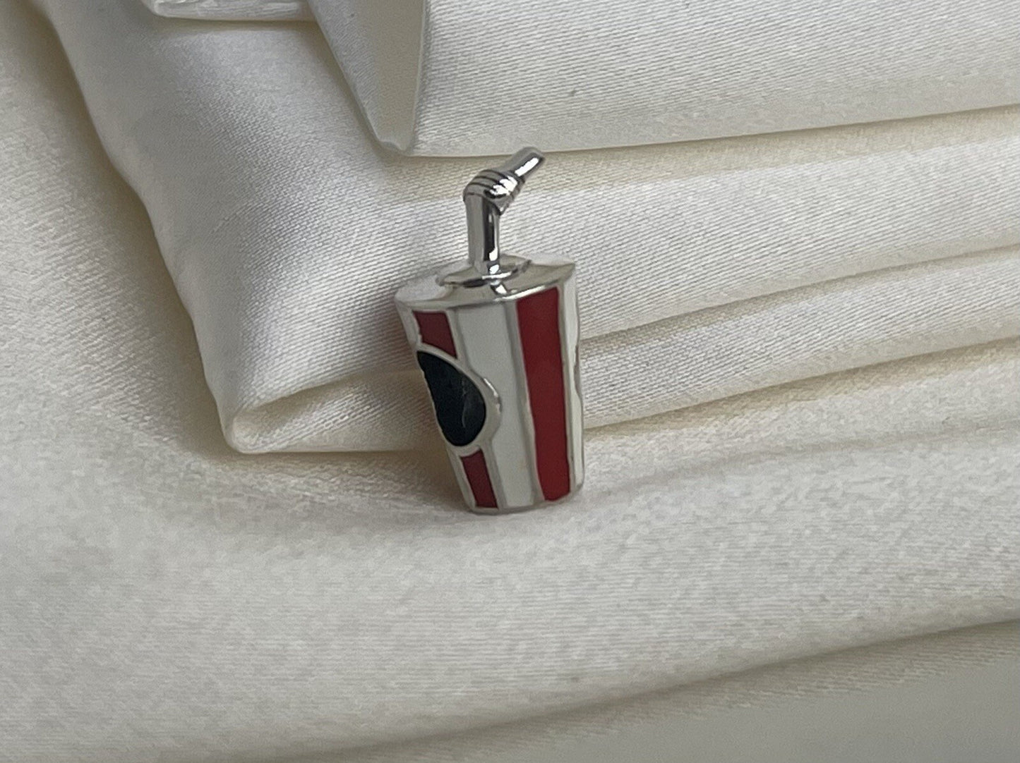 Charm de plata de ley 925 esmaltado con forma de vaso de refresco de cine europeo