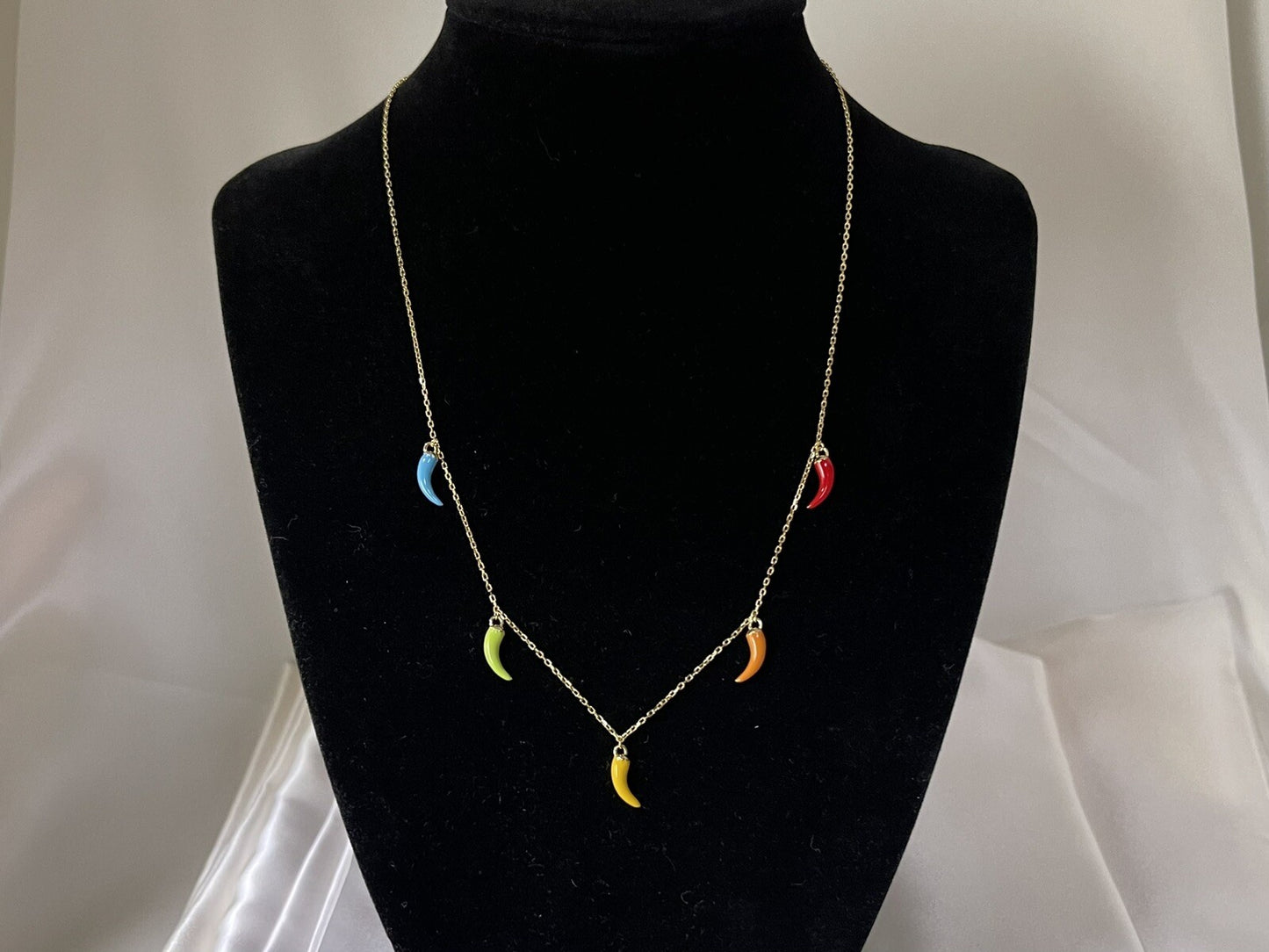Collar de 18 pulgadas con dije de plata de ley 925 chapado en oro con esmalte y coloridos chiles picantes