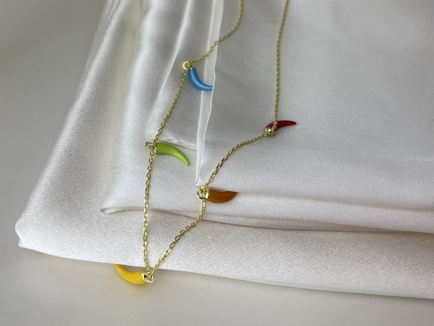 Collar de 18 pulgadas con dije de plata de ley 925 chapado en oro con esmalte y coloridos chiles picantes