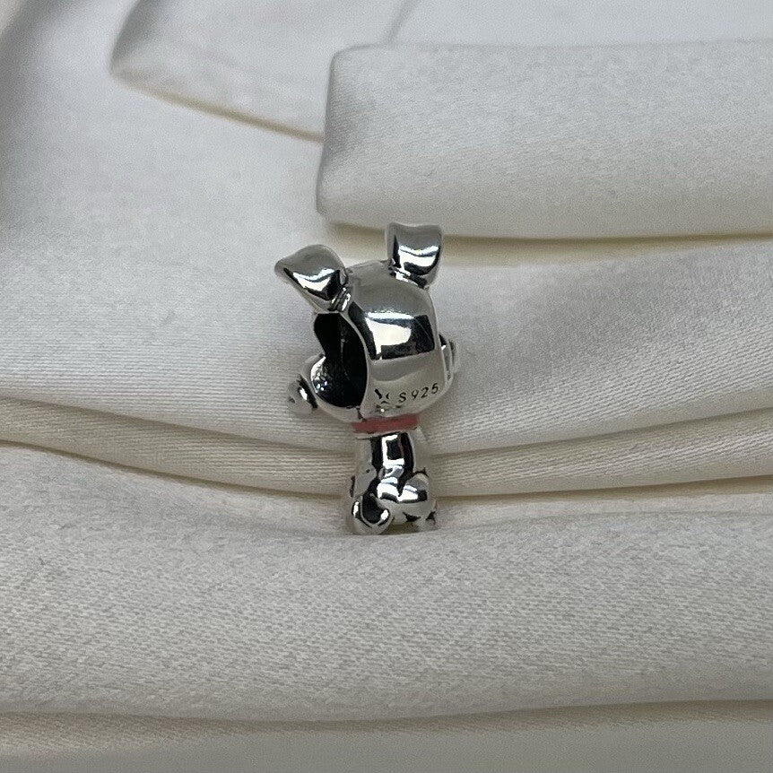 Charm de perro alegre y juguetón con hueso de esmalte vibrante de plata de ley 925 europea