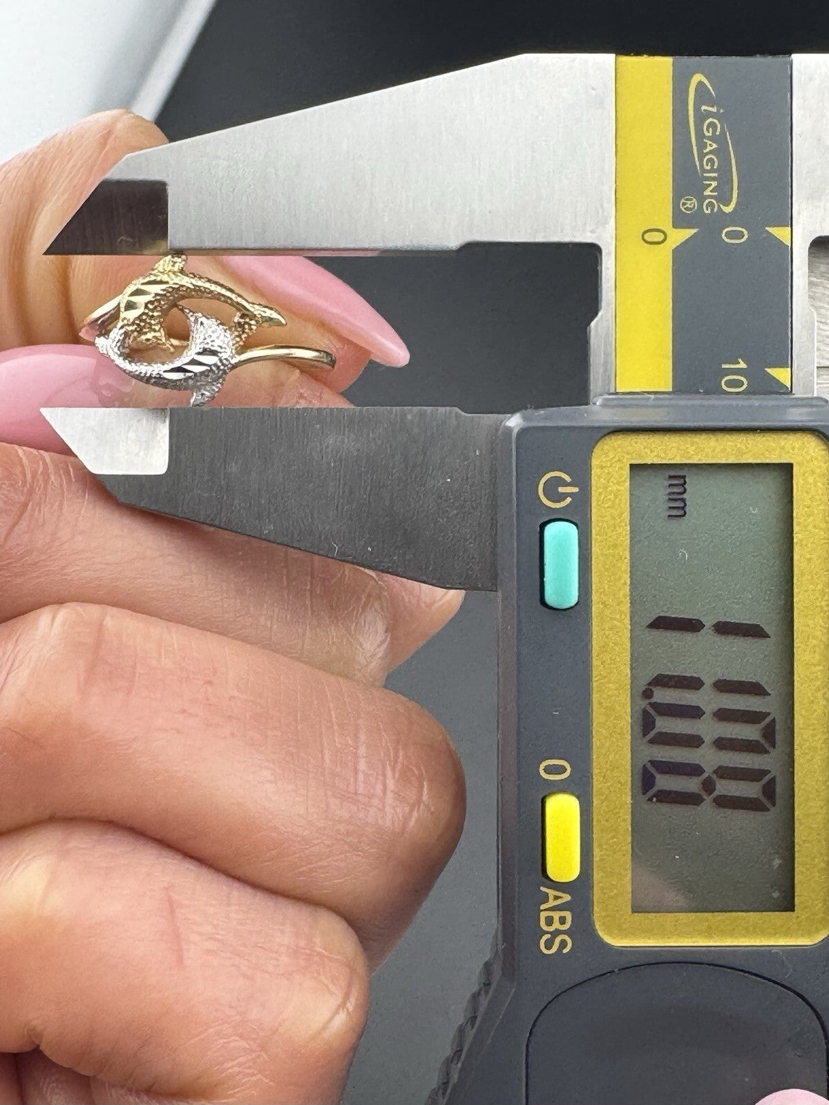 Anillo de Oro Amarillo y Blanco de 14K con Delfín de Corte Diamantado en Círculo Infinito - 2G, 11mm 6.5