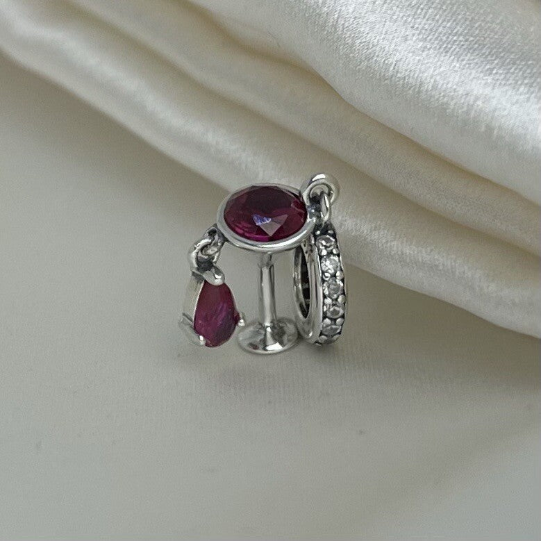 Colgante de plata de ley 925 esmaltado con circonitas rosas y blancas en forma de copa de vino derramada