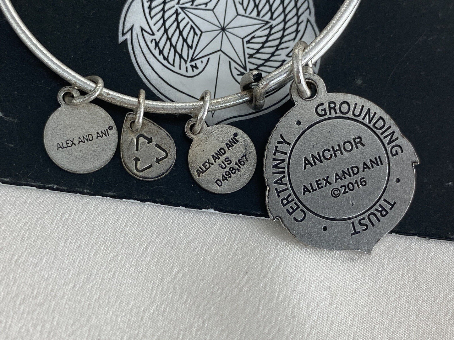 Pulsera ajustable con dije de ancla Rafaelian Silver de Alex and Ani