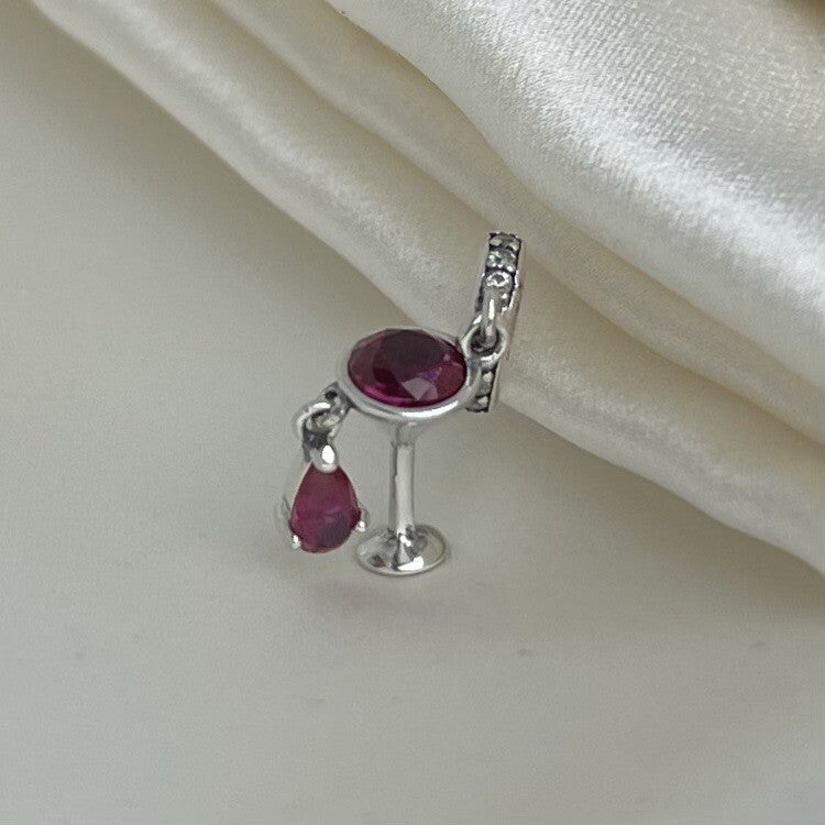 Colgante de plata de ley 925 esmaltado con circonitas rosas y blancas en forma de copa de vino derramada