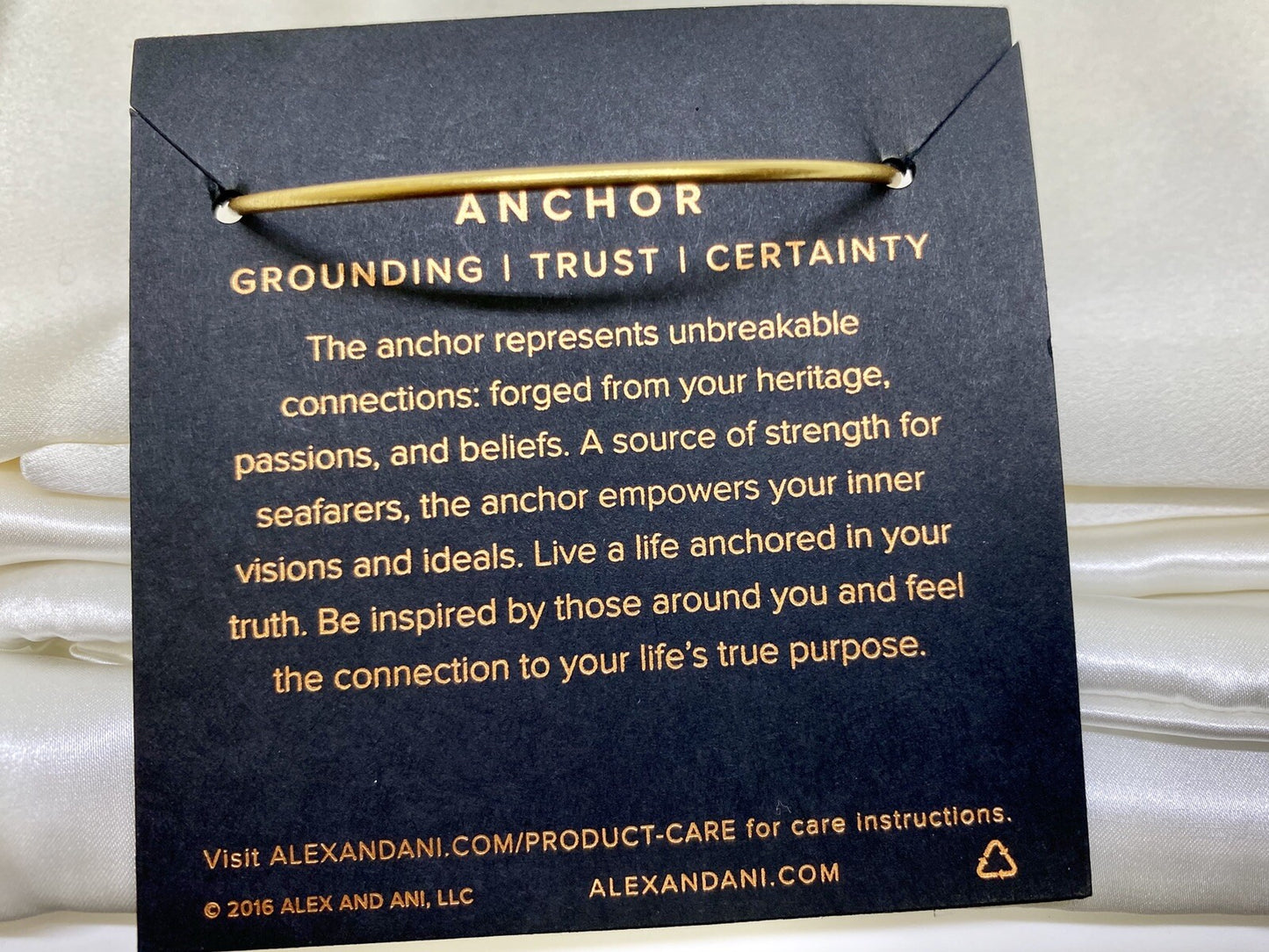 Pulsera de dije de ancla Alex and Ani en oro Rafaelian