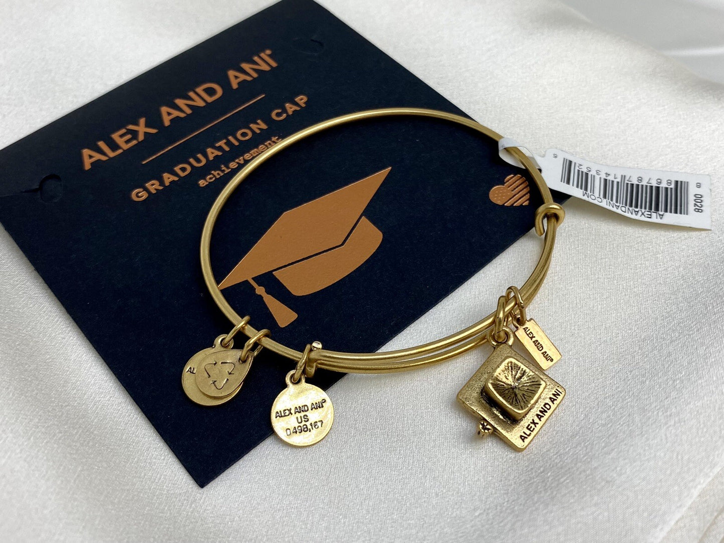 Alex and Ani Brazalete de logro con birrete de graduación, oro Rafaelian