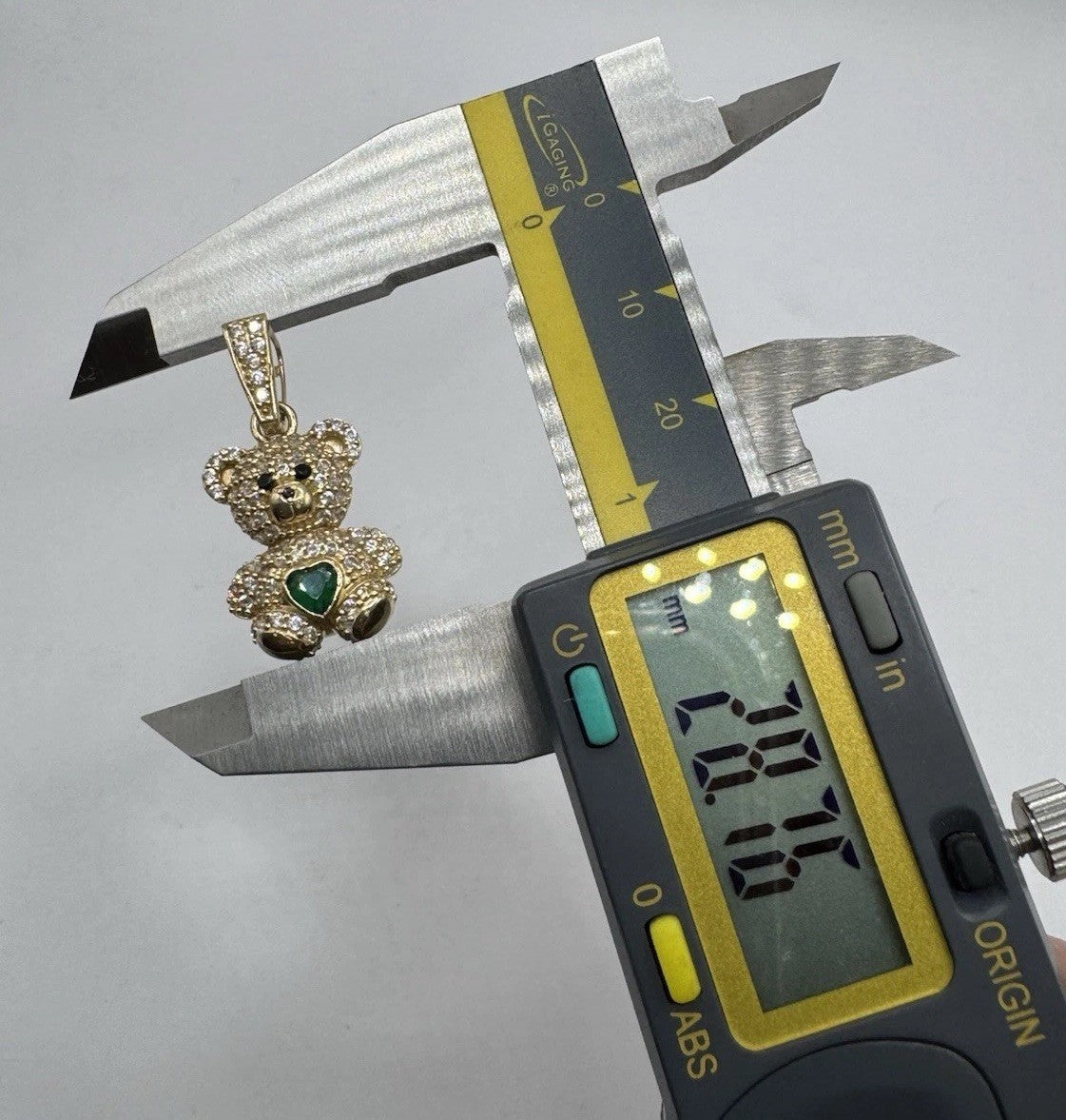 Colgante de oso de peluche de oro de 14 quilates con circonita verde de 28,76x14,88 mm y 4,4 g, Beltran Jewelry