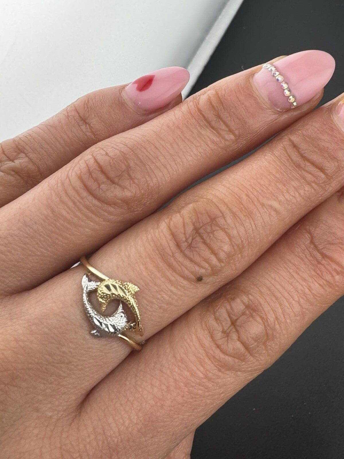 Anillo de Oro Amarillo y Blanco de 14K con Delfín de Corte Diamantado en Círculo Infinito - 2G, 11mm 6.5