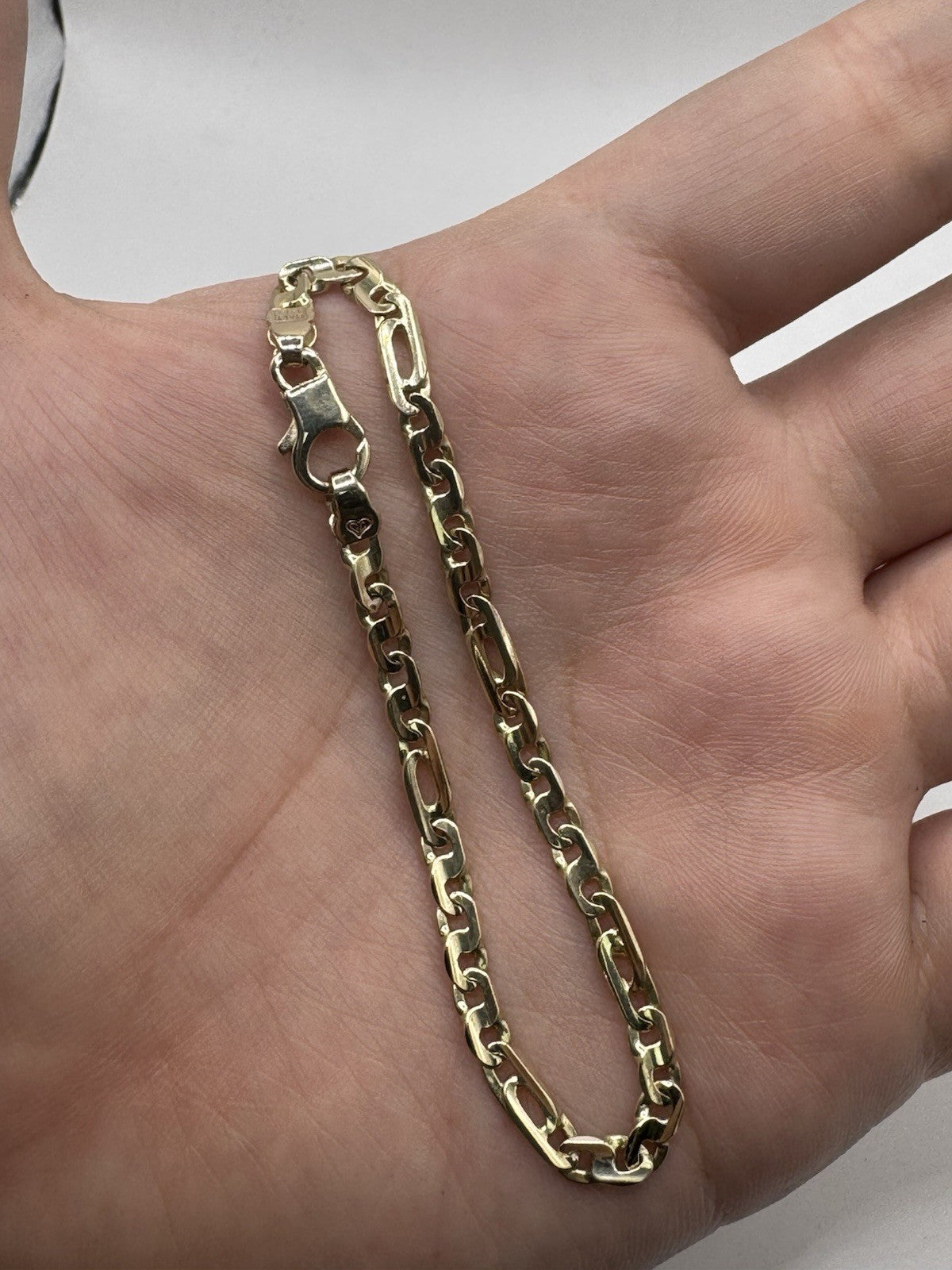 14K Yellow Gold Figaro Chain Bracelet 6.75in 3.85mm 5.9 Grams Italy Heart Emblem