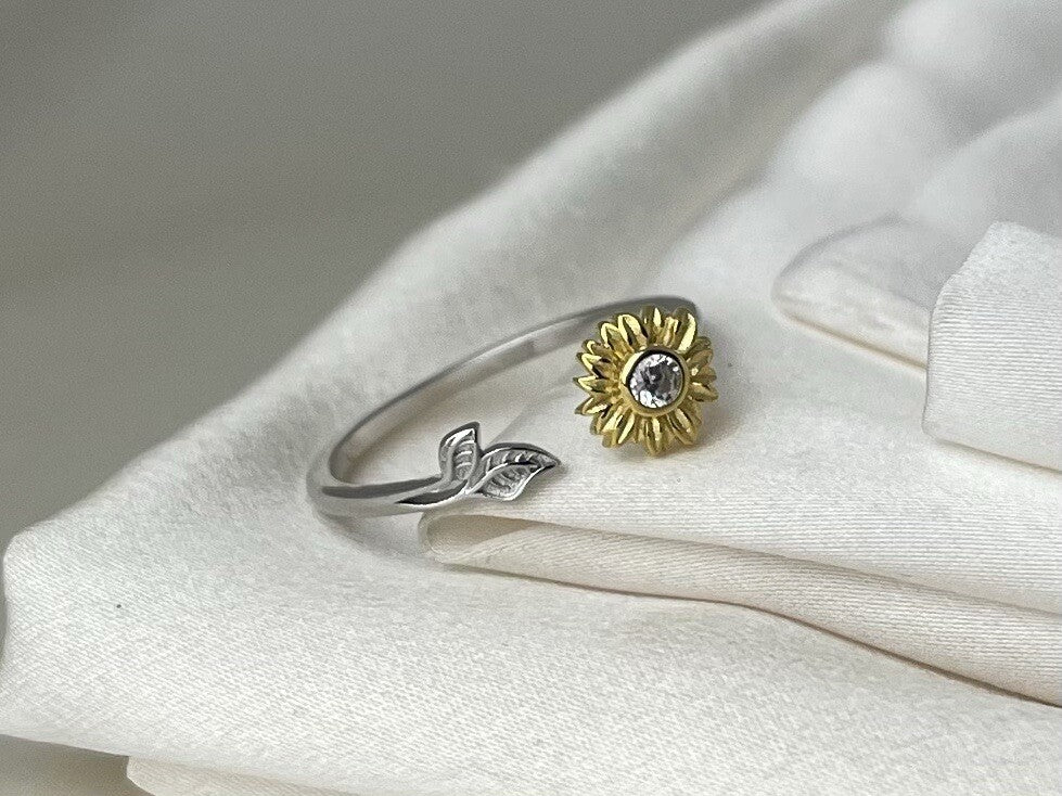 Sterling Silver 925 Cubic Zirconia Stone Sunflower Adjustable Size 6 - 8 Ring 🌻