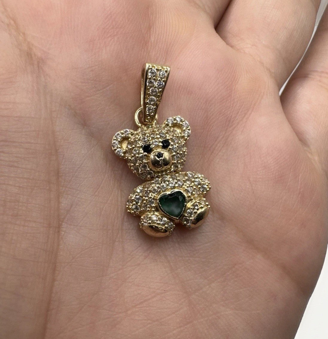 Colgante de oso de peluche de oro de 14 quilates con circonita verde de 28,76x14,88 mm y 4,4 g, Beltran Jewelry