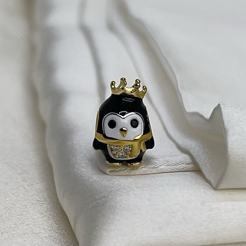 Dije de pingüino emperador de plata de ley 925 con circonitas y esmalte