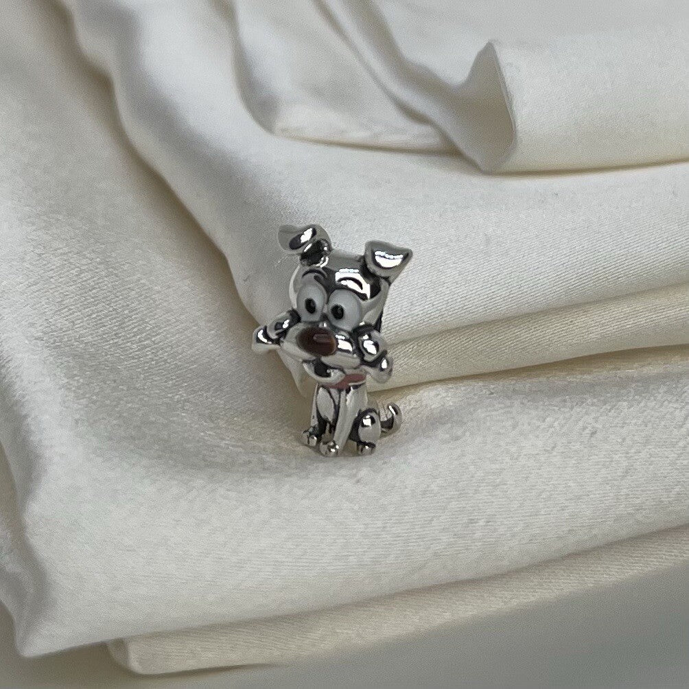 Charm de perro alegre y juguetón con hueso de esmalte vibrante de plata de ley 925 europea