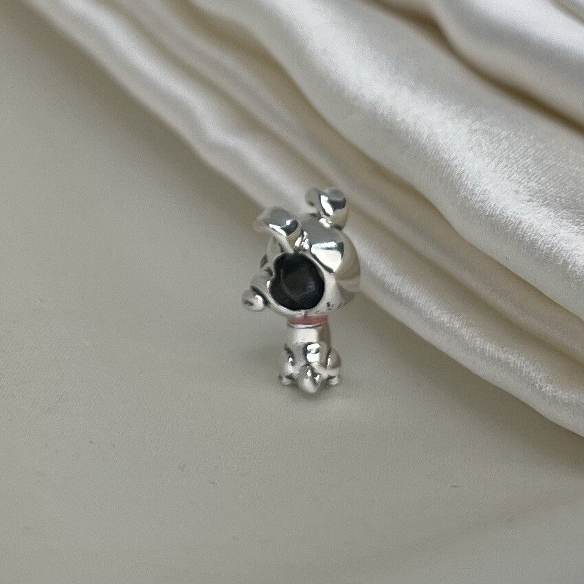 Charm de perro alegre y juguetón con hueso de esmalte vibrante de plata de ley 925 europea