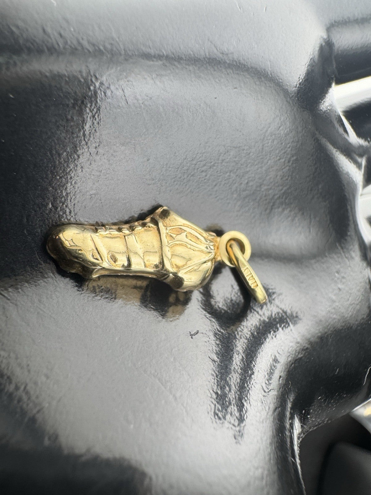 Colgante de Tacos de Fútbol 3D de Oro Amarillo de 14K 1.8 Gramos 21x9mm Calado Amuleto Deportivo