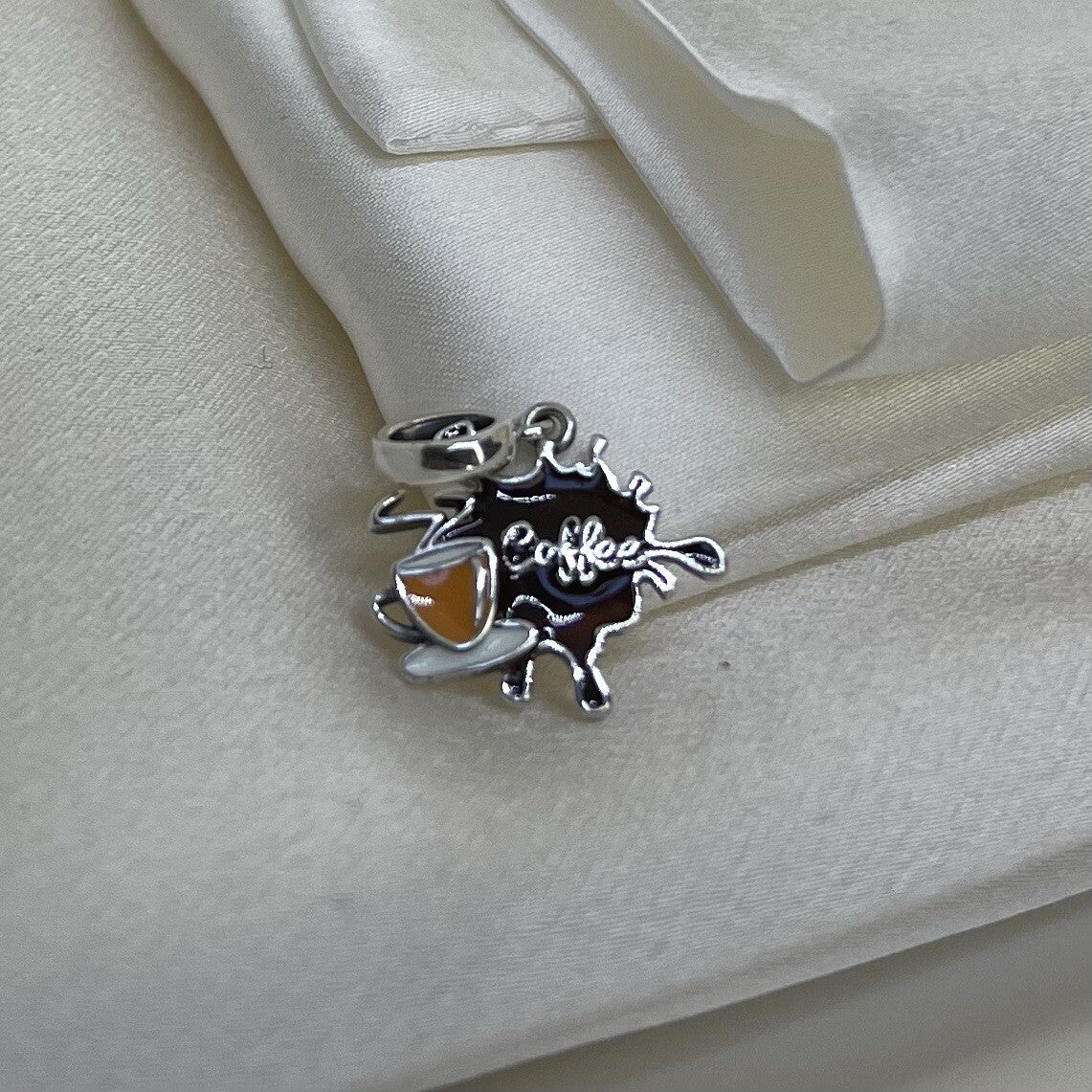 Dije Colgante de Plata de Ley 925 Esmaltado con Diseño de Salpicaduras de Café Naranja y Logo