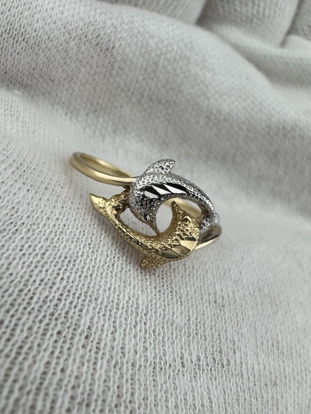 Anillo de Oro Amarillo y Blanco de 14K con Delfín de Corte Diamantado en Círculo Infinito - 2G, 11mm 6.5