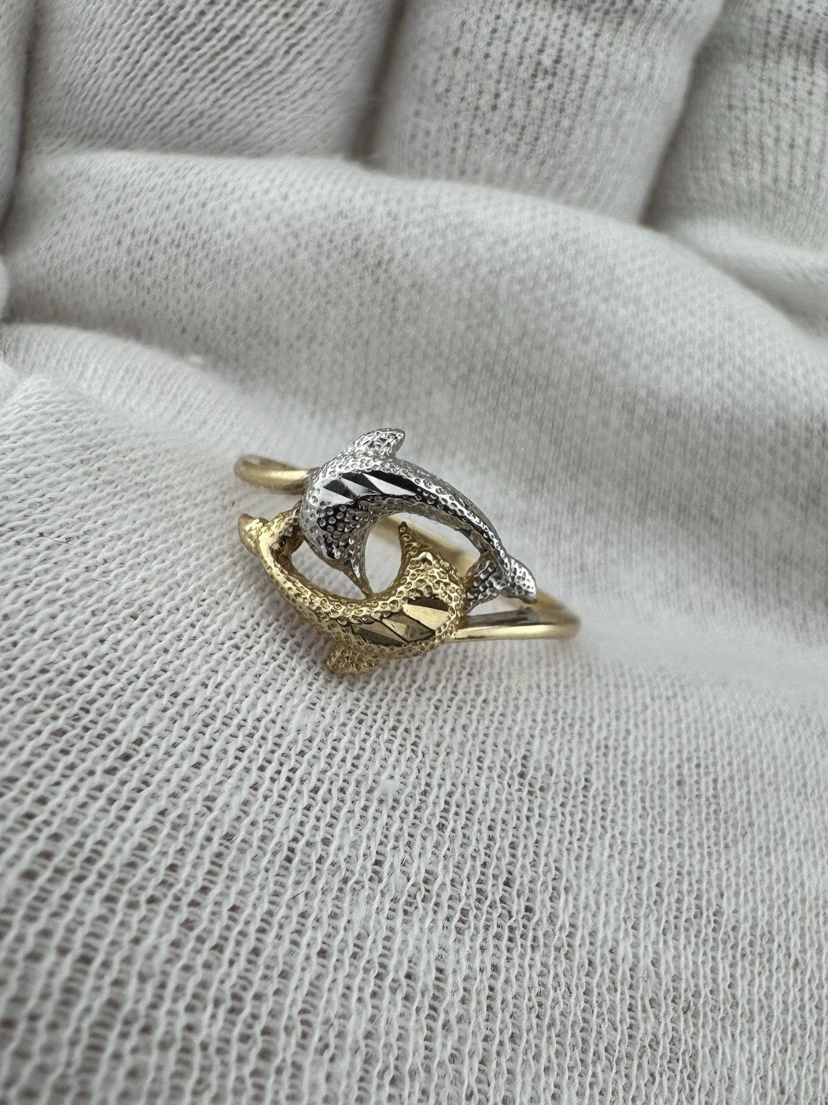 Anillo de Oro Amarillo y Blanco de 14K con Delfín de Corte Diamantado en Círculo Infinito - 2G, 11mm 6.5