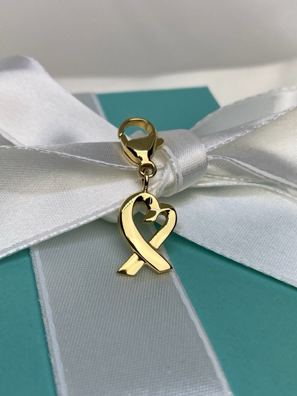 Tiffany & Co. 18K Gold Paloma Picasso Loving Heart XOX Kiss Pendant 3.7G Charm