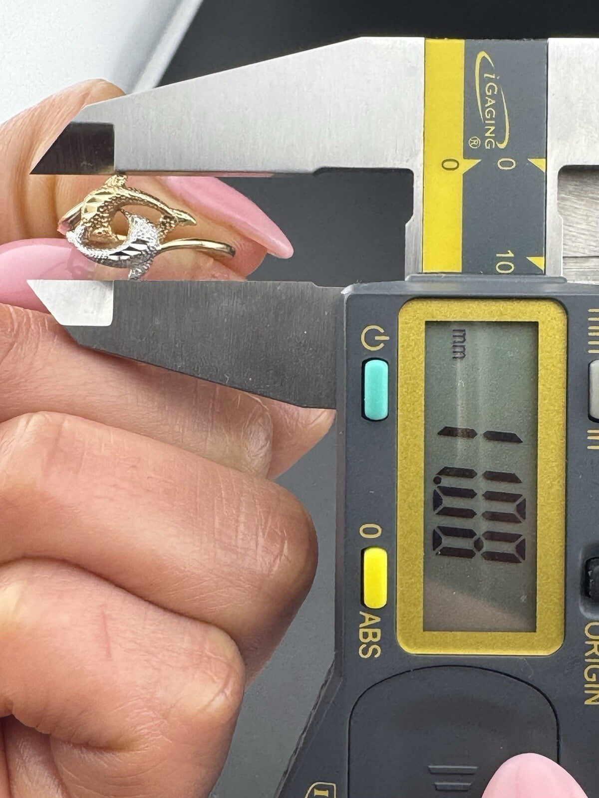 Anillo de Oro Amarillo y Blanco de 14K con Delfín de Corte Diamantado en Círculo Infinito - 2G, 11mm 6.5