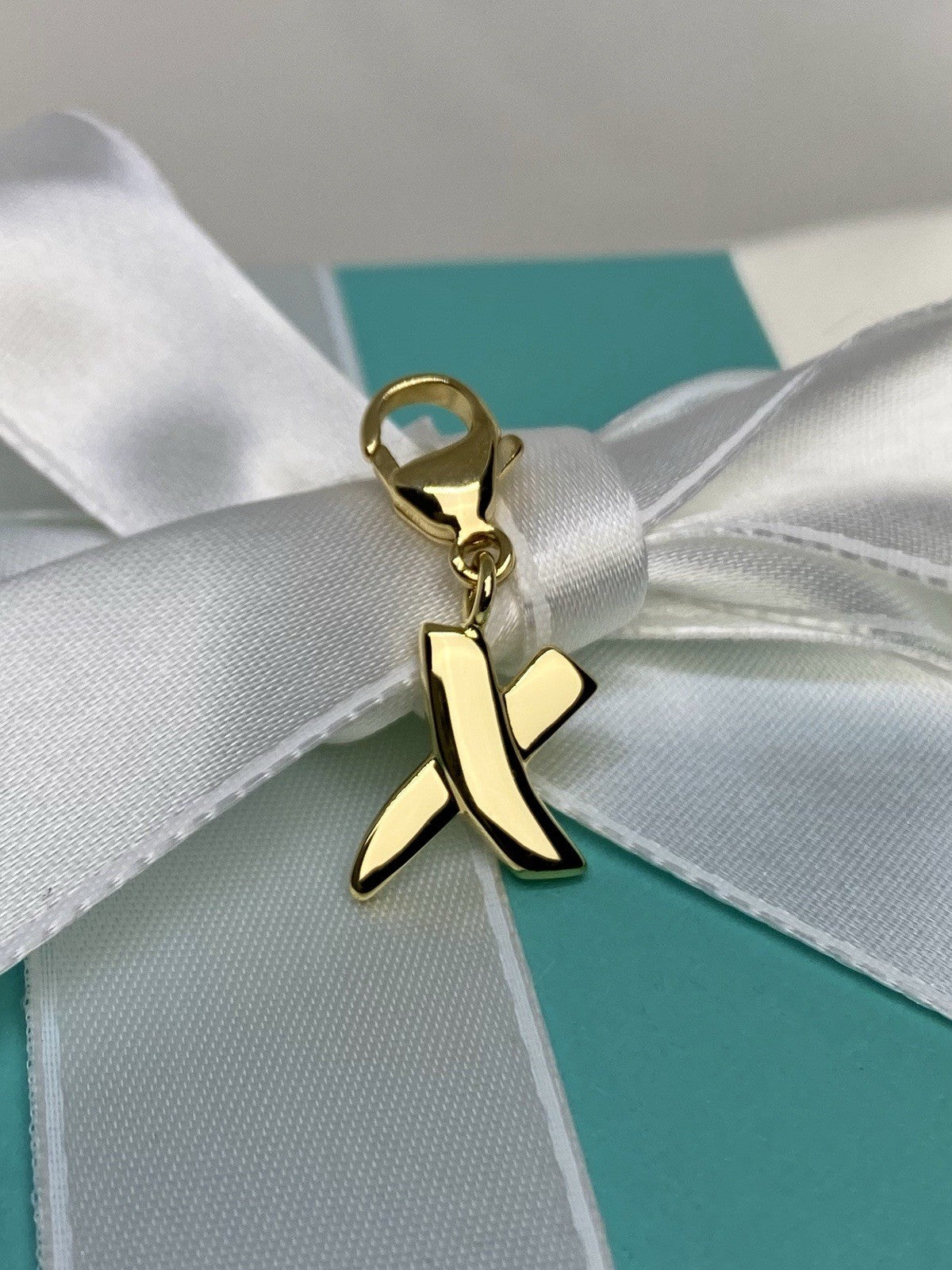 Tiffany & Co Graffiti X Charm Paloma Picasso 18k Gold XOX Kiss Pendant 3.6G