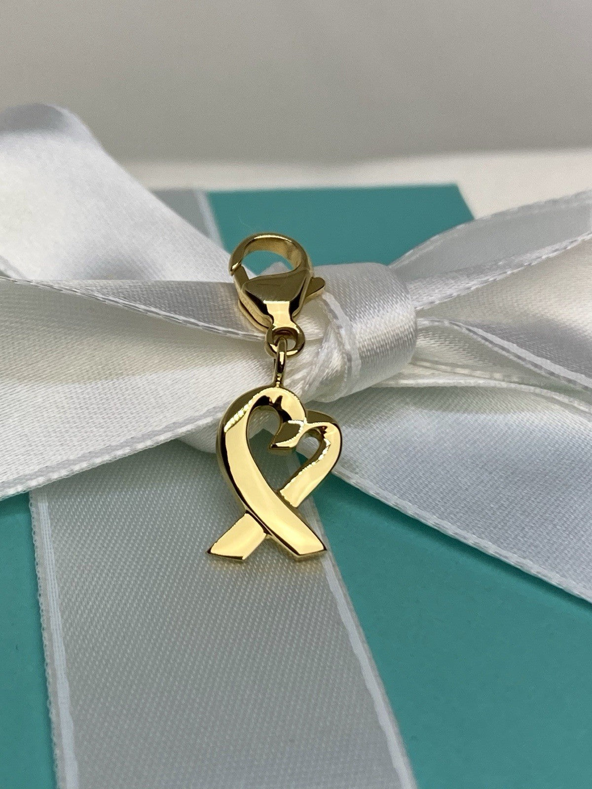 Tiffany & Co. 18K Gold Paloma Picasso Loving Heart XOX Kiss Pendant 3.7G Charm