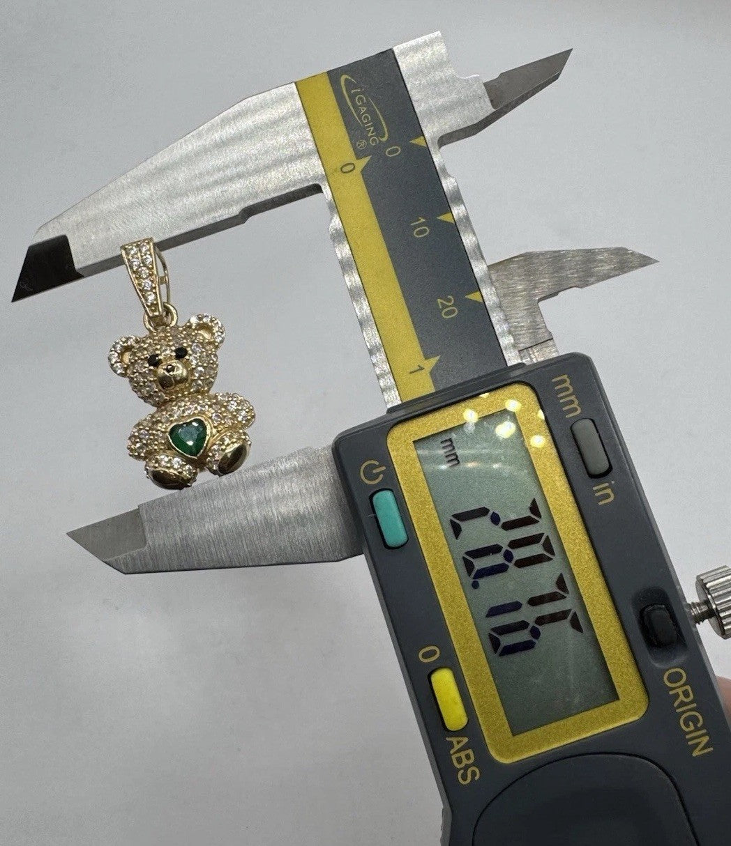 Colgante de oso de peluche de oro de 14 quilates con circonita verde de 28,76x14,88 mm y 4,4 g, Beltran Jewelry