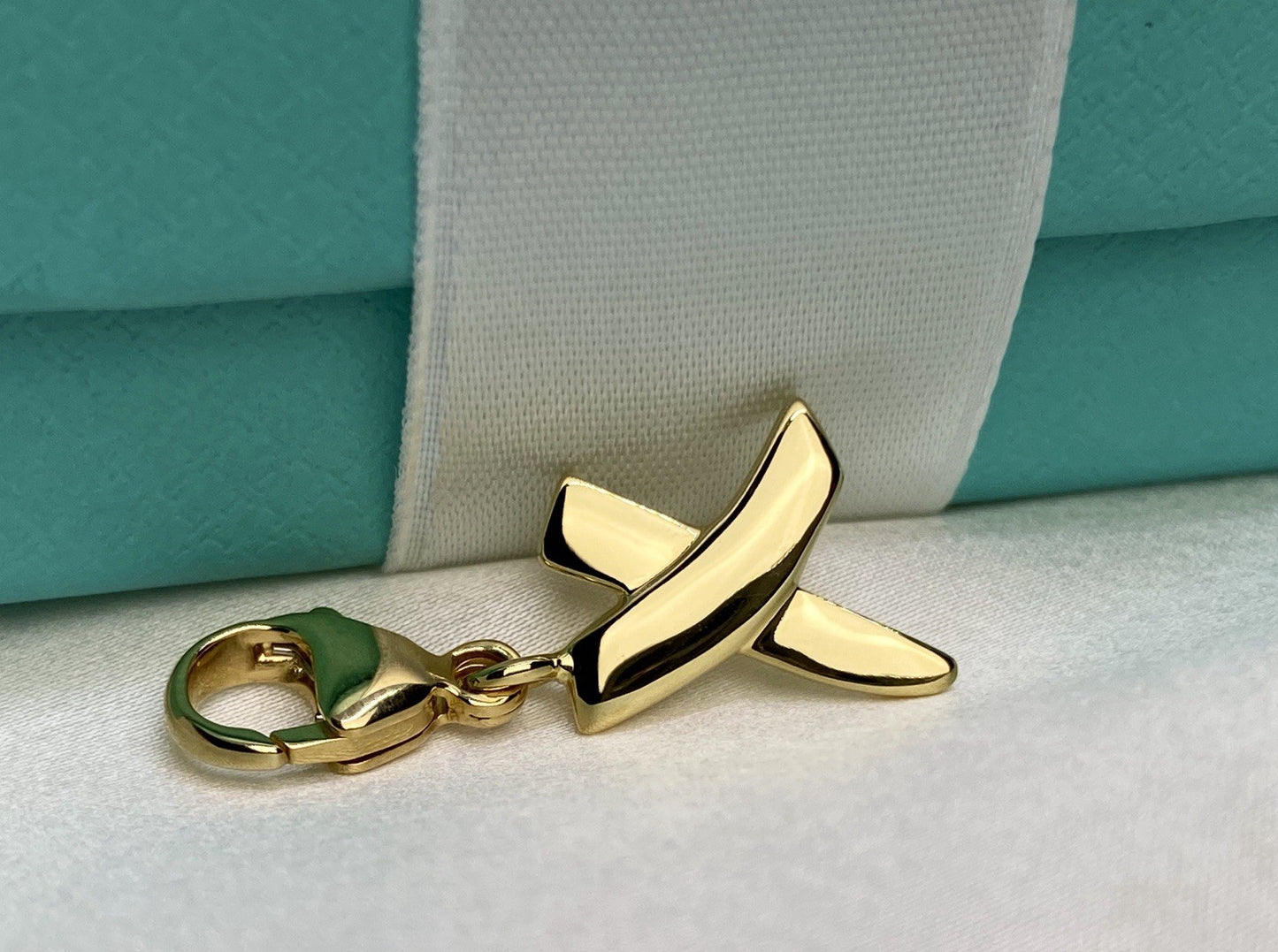 Tiffany & Co Graffiti X Charm Paloma Picasso 18k Gold XOX Kiss Pendant 3.6G