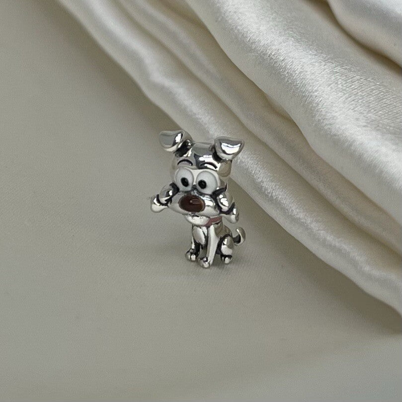 Charm de perro alegre y juguetón con hueso de esmalte vibrante de plata de ley 925 europea