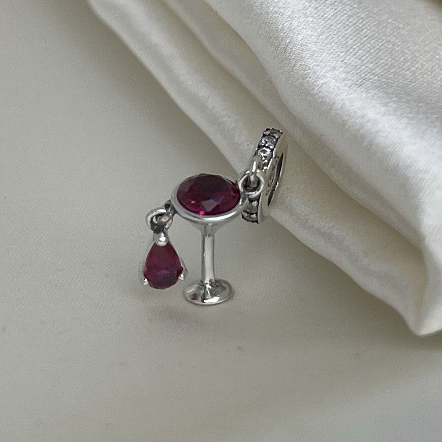 Colgante de plata de ley 925 esmaltado con circonitas rosas y blancas en forma de copa de vino derramada