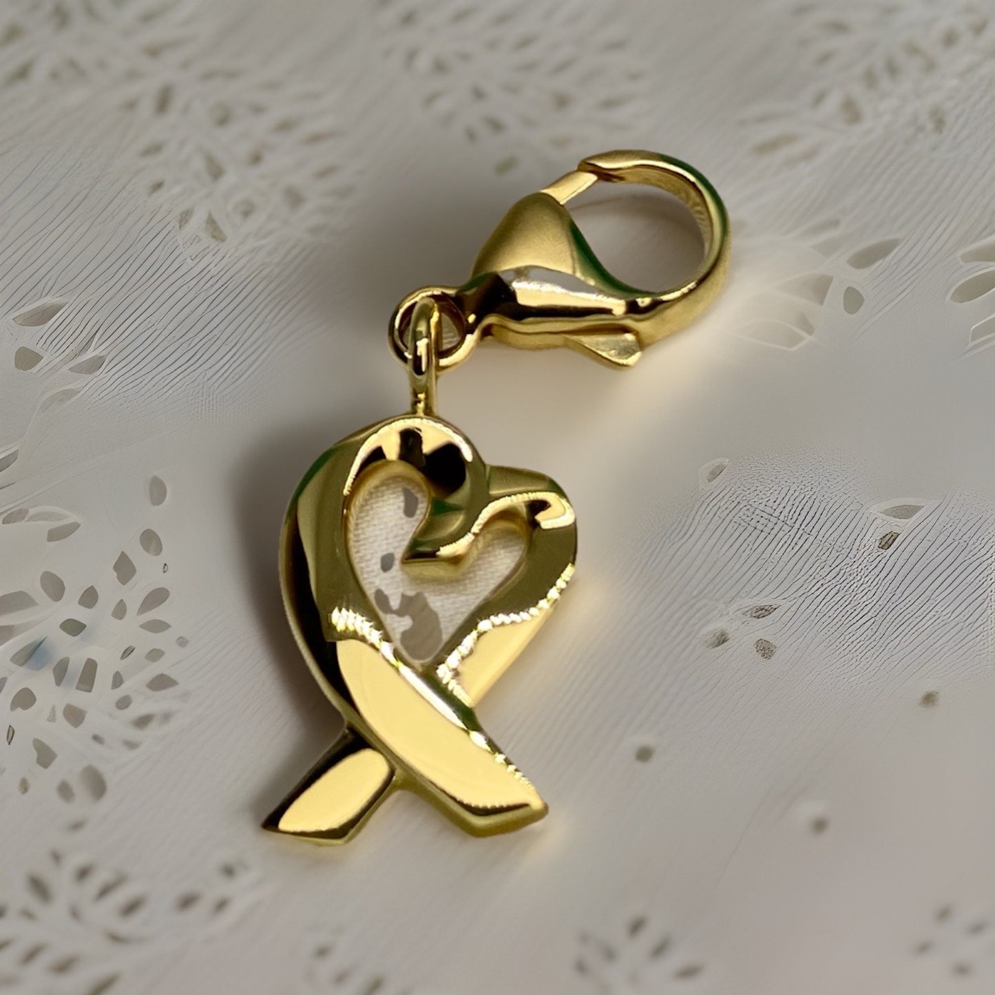 Tiffany & Co. 18K Gold Paloma Picasso Loving Heart XOX Kiss Pendant 3.7G Charm