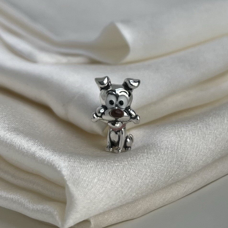 Charm de perro alegre y juguetón con hueso de esmalte vibrante de plata de ley 925 europea