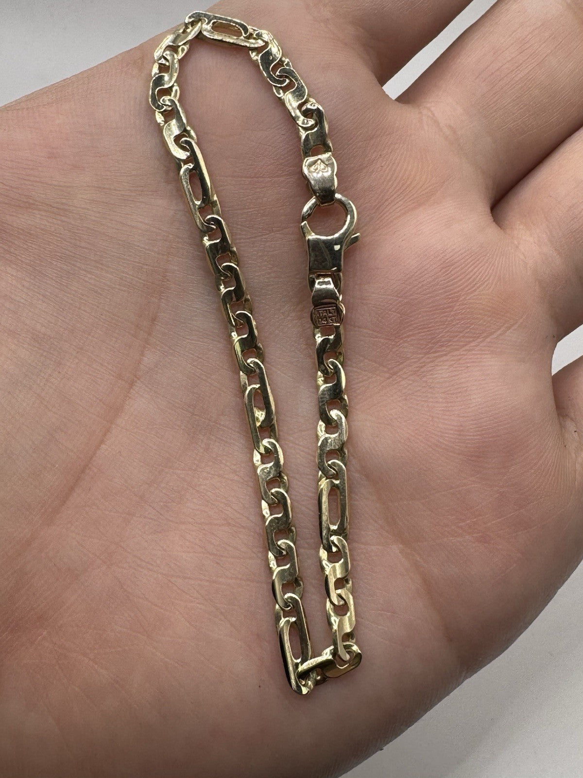 14K Yellow Gold Figaro Chain Bracelet 6.75in 3.85mm 5.9 Grams Italy Heart Emblem