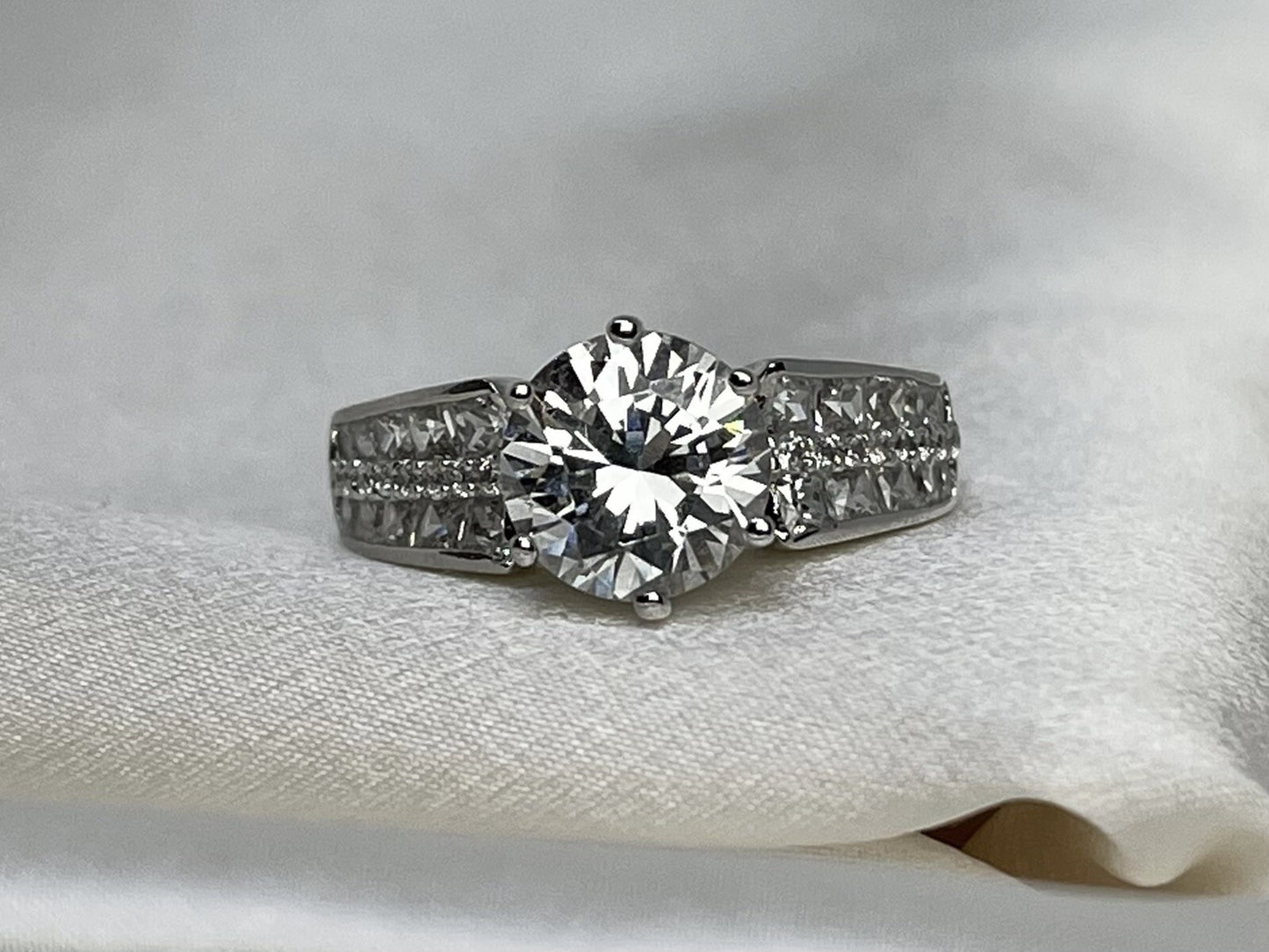 Anillo de compromiso de circonita cúbica con tres filas de corte redondo de plata de ley 925