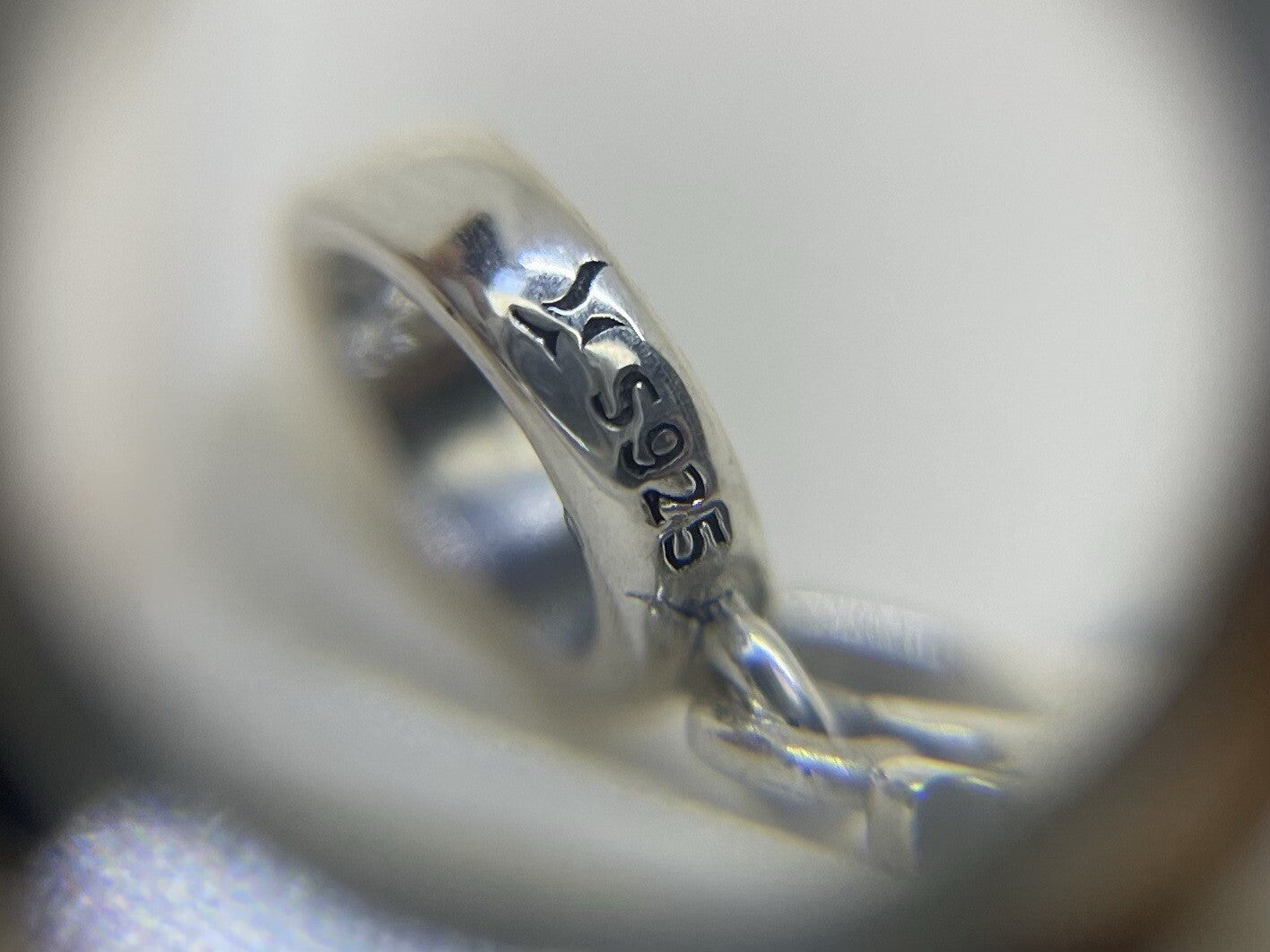 Dije Colgante de Plata de Ley 925 Esmaltado con Diseño de Salpicaduras de Café Naranja y Logo