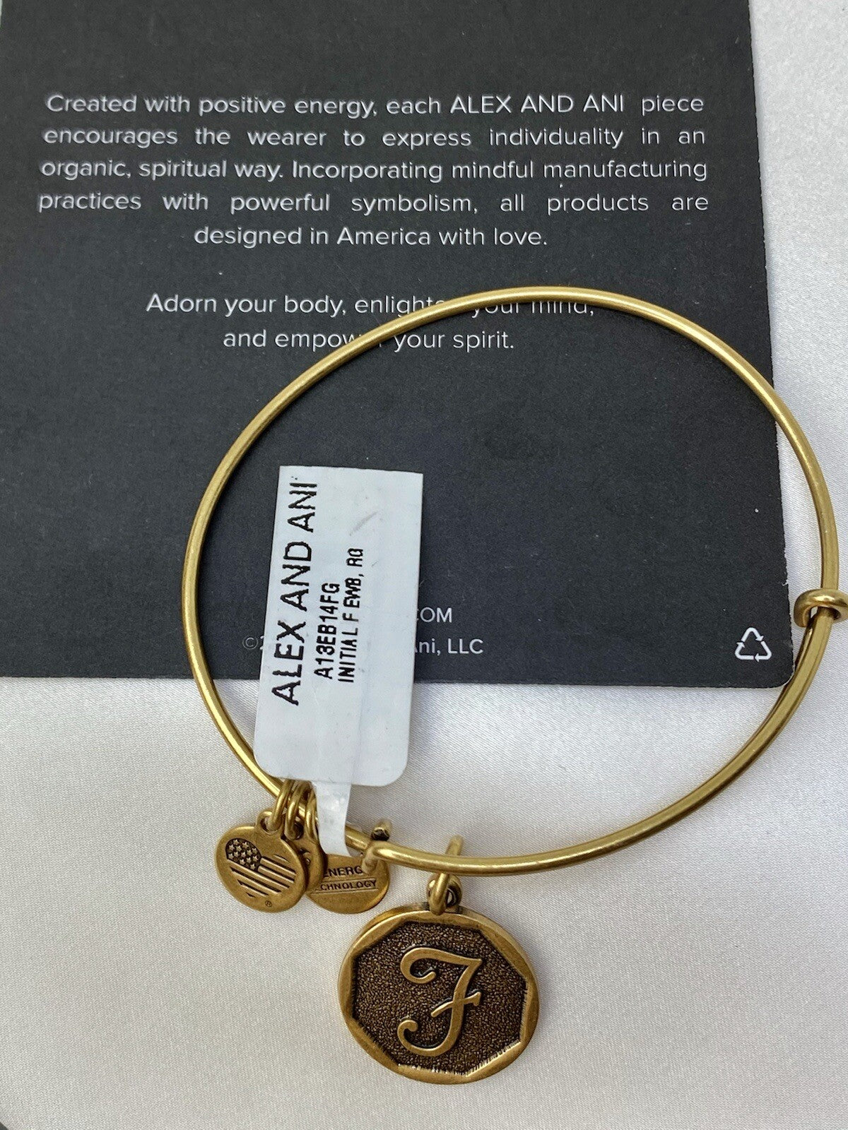 Pulsera de Alex and Ani con dije de inicial F y alambre dorado Rafaelian