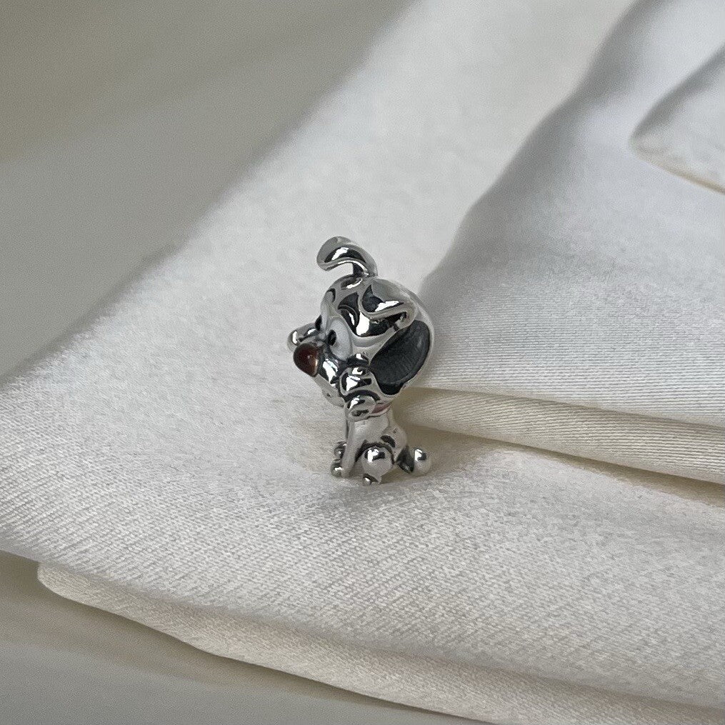 Charm de perro alegre y juguetón con hueso de esmalte vibrante de plata de ley 925 europea