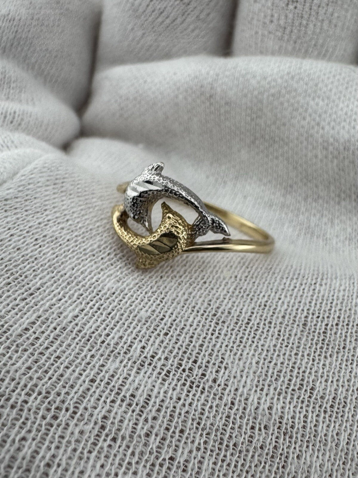 Anillo de Oro Amarillo y Blanco de 14K con Delfín de Corte Diamantado en Círculo Infinito - 2G, 11mm 6.5