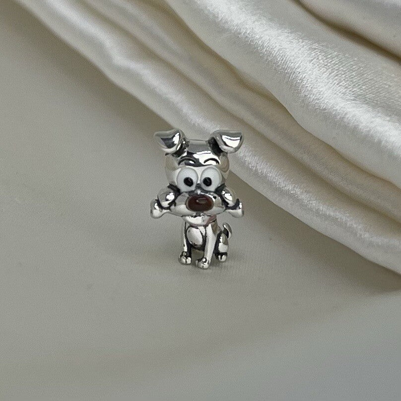 Charm de perro alegre y juguetón con hueso de esmalte vibrante de plata de ley 925 europea