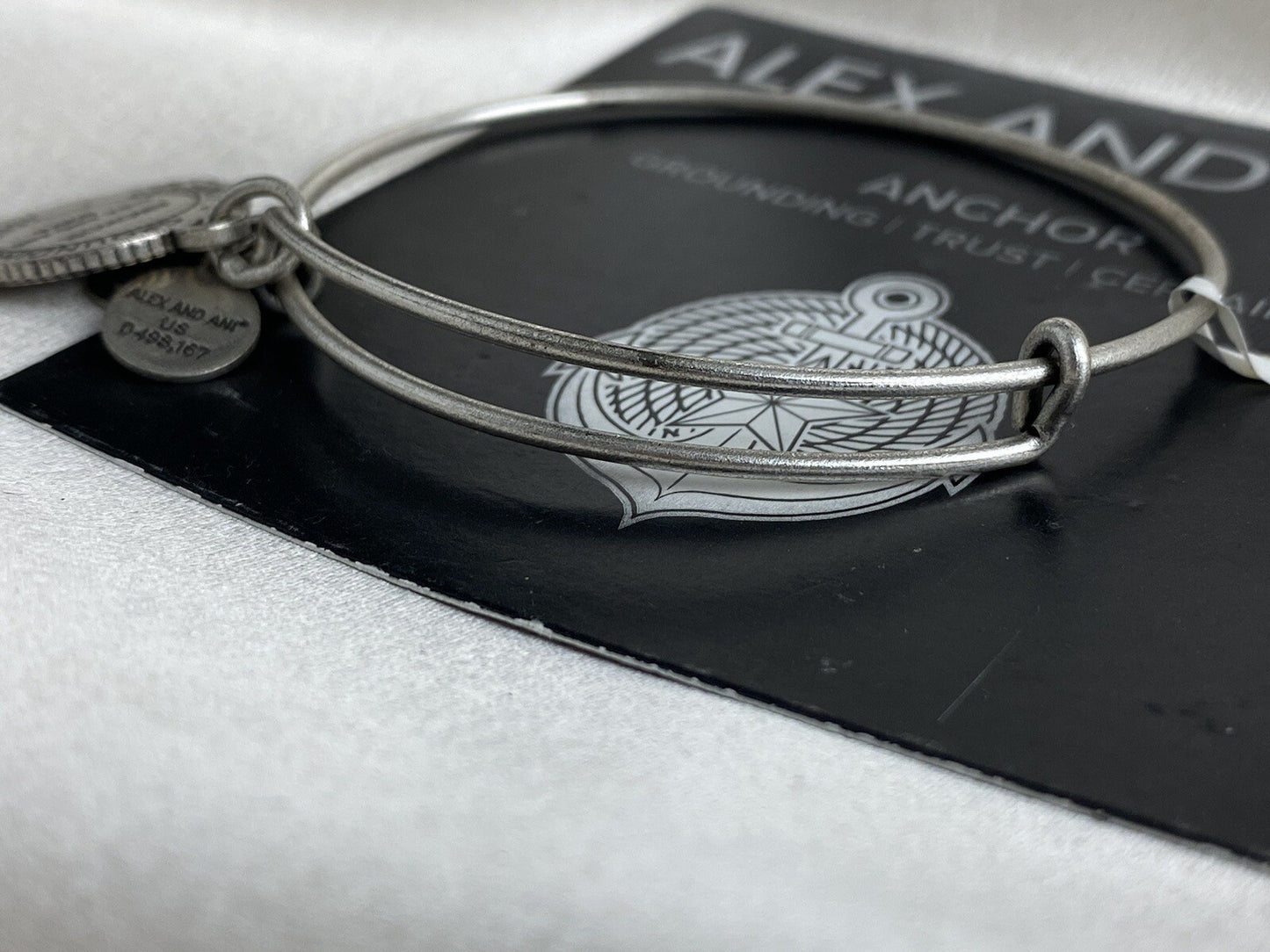Pulsera ajustable con dije de ancla Rafaelian Silver de Alex and Ani
