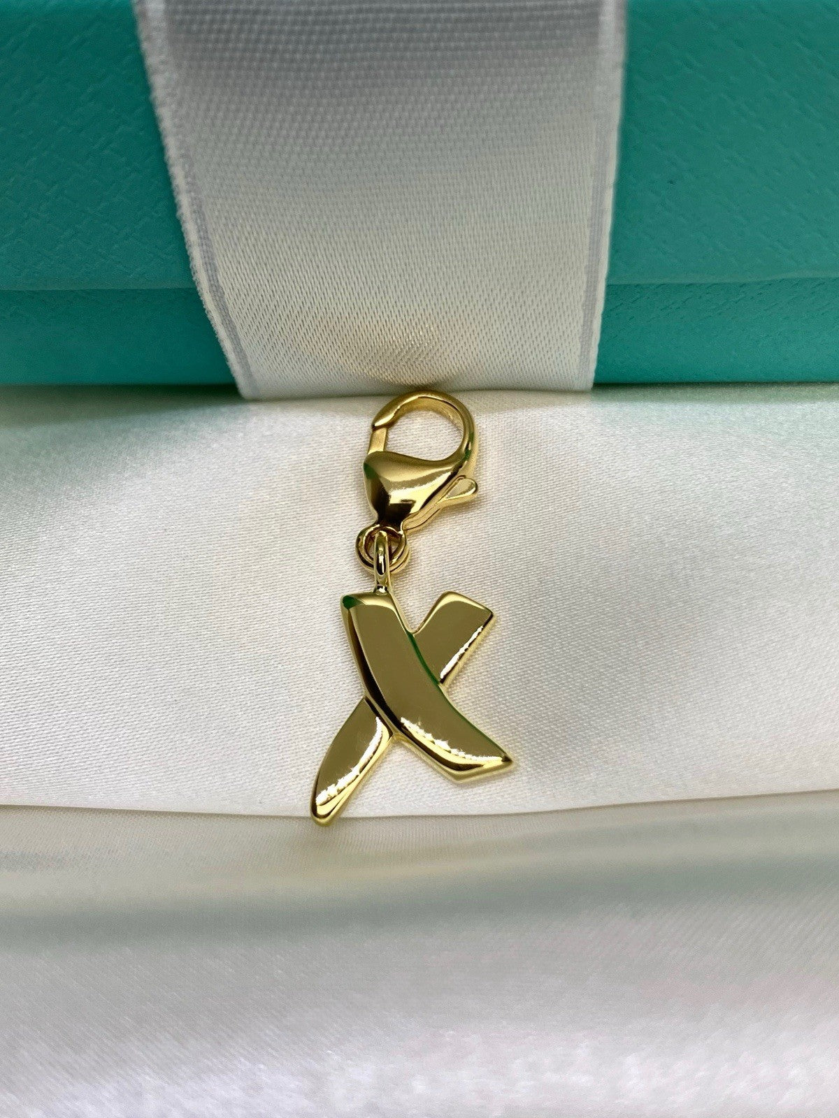 Tiffany & Co Graffiti X Charm Paloma Picasso 18k Gold XOX Kiss Pendant 3.6G