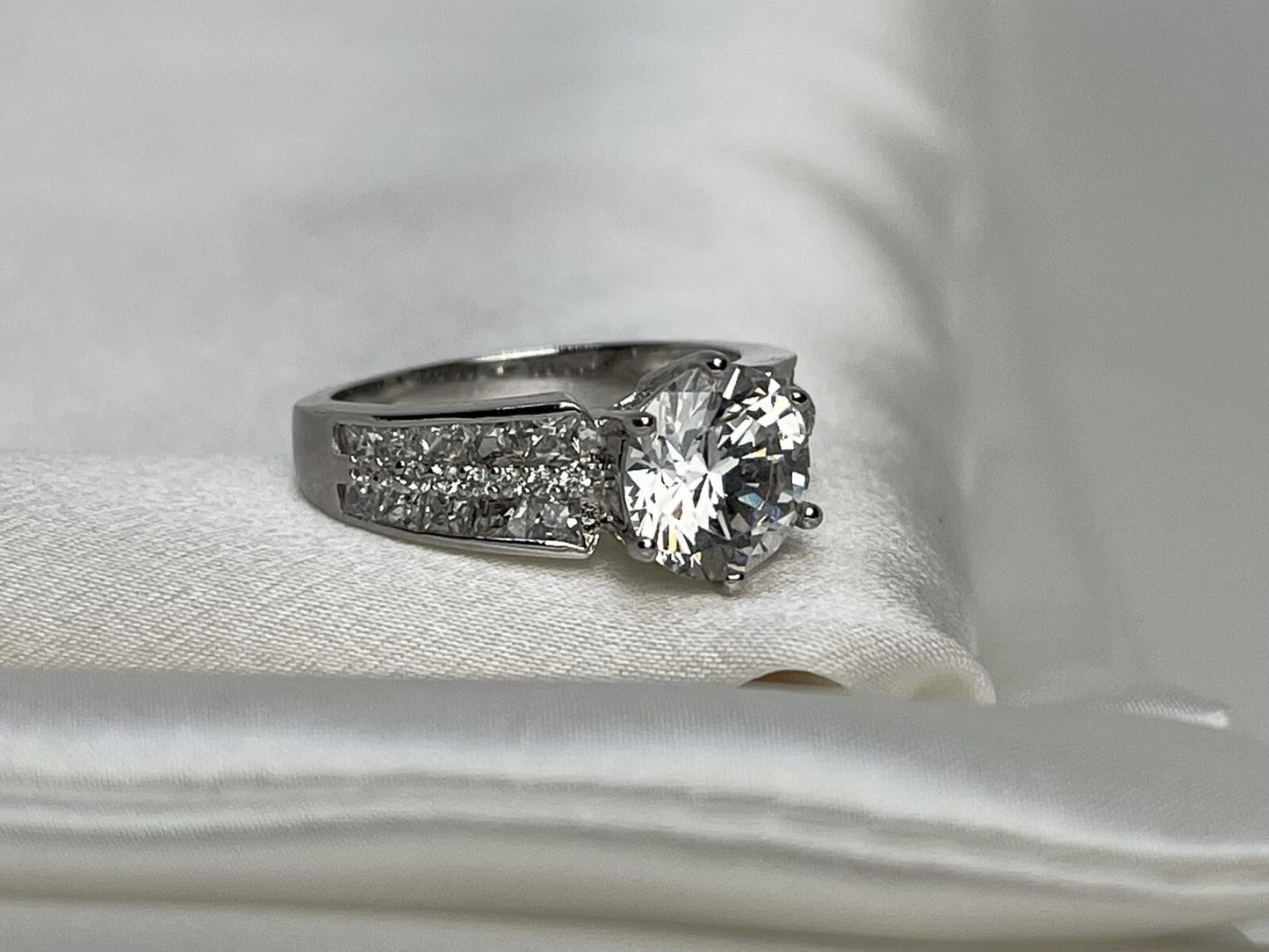Anillo de compromiso de circonita cúbica con tres filas de corte redondo de plata de ley 925