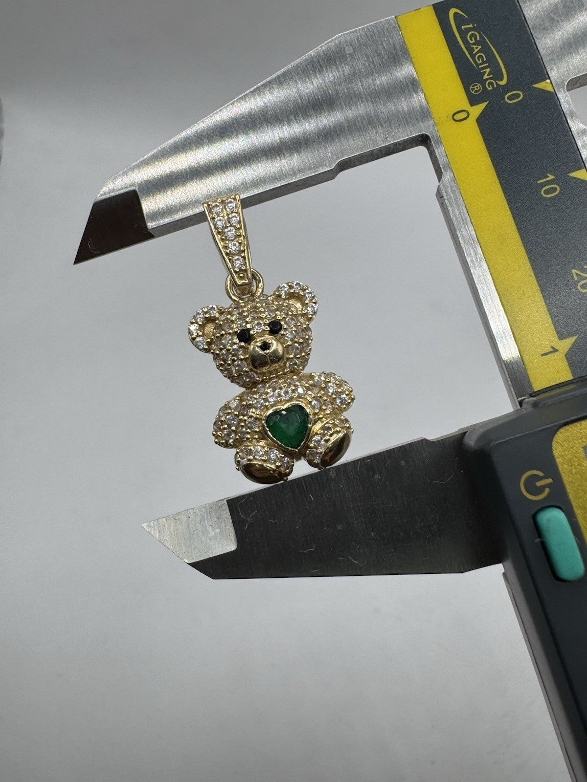 Colgante de oso de peluche de oro de 14 quilates con circonita verde de 28,76x14,88 mm y 4,4 g, Beltran Jewelry