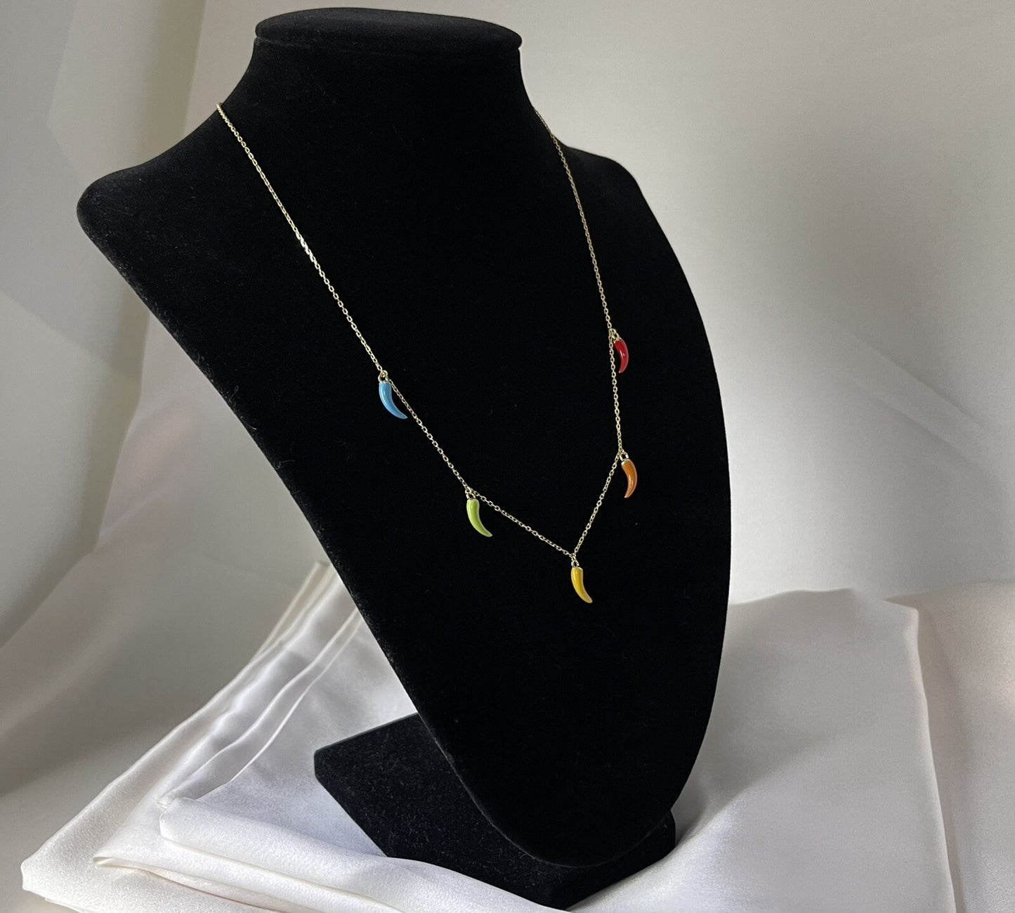 Collar de 18 pulgadas con dije de plata de ley 925 chapado en oro con esmalte y coloridos chiles picantes