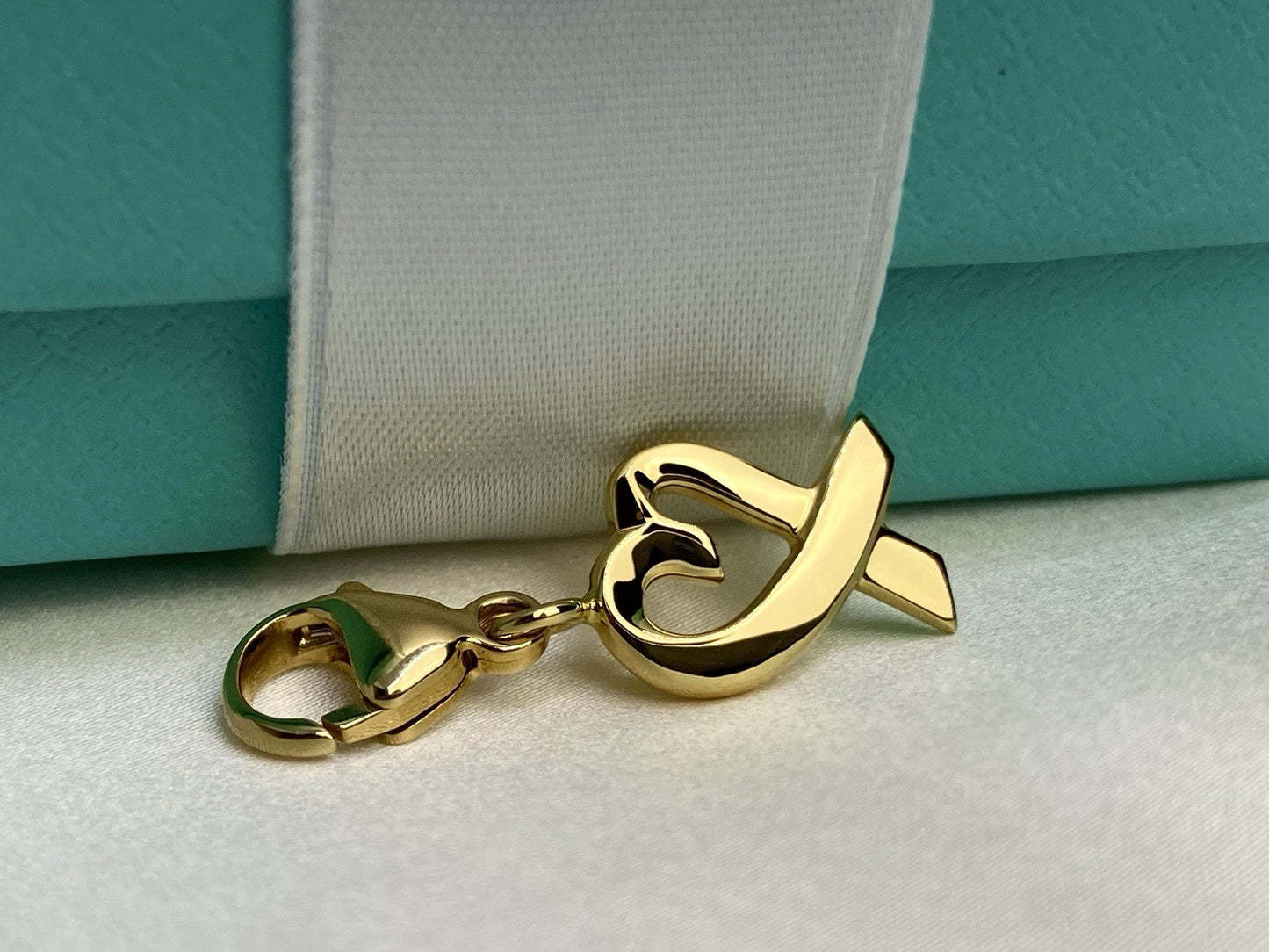 Tiffany & Co. 18K Gold Paloma Picasso Loving Heart XOX Kiss Pendant 3.7G Charm