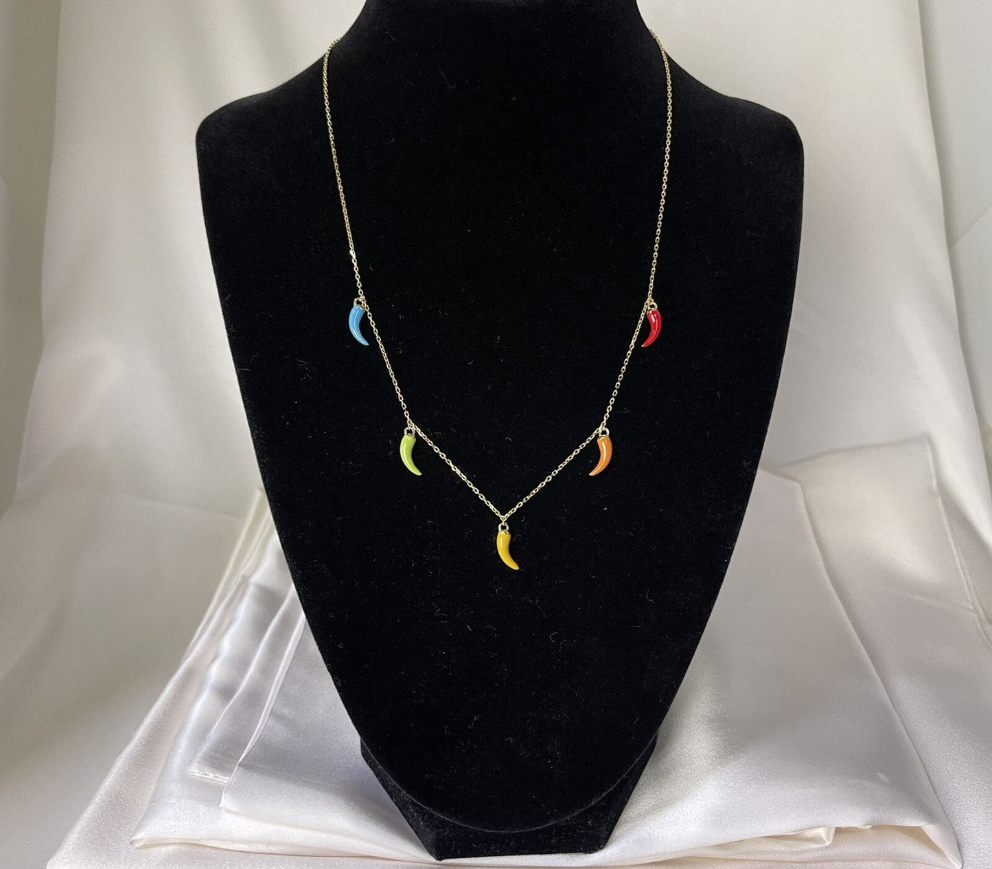 Collar de 18 pulgadas con dije de plata de ley 925 chapado en oro con esmalte y coloridos chiles picantes