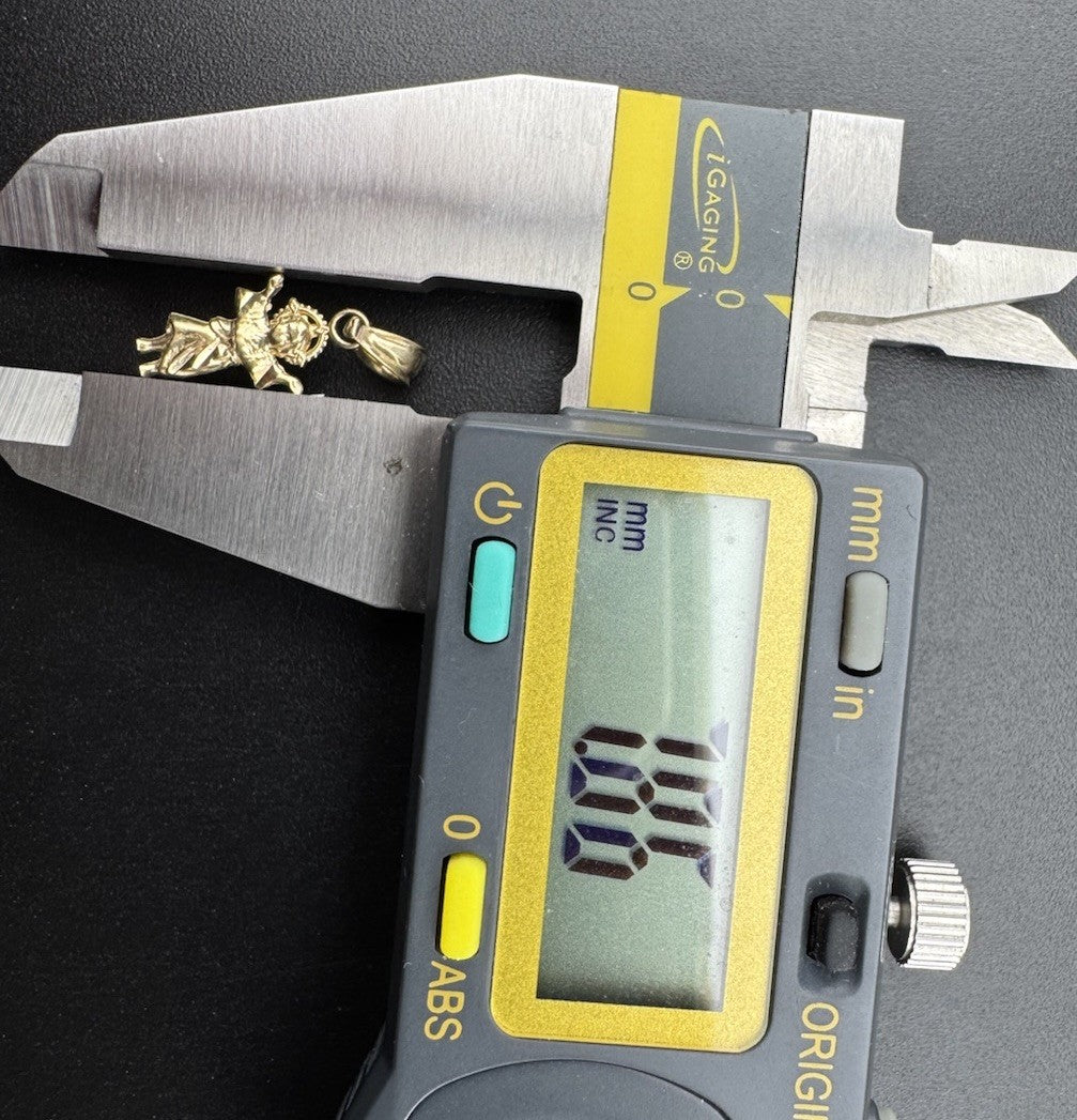 Colgante de 14 quilates de oro amarillo Divino Niño Jesús de 7.86x17.64mm Religioso