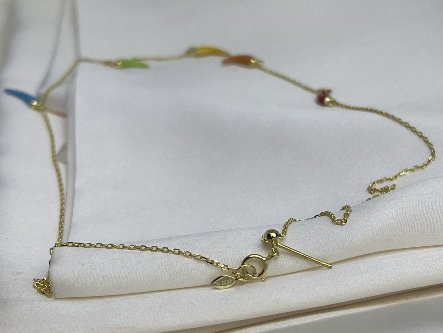Collar de 18 pulgadas con dije de plata de ley 925 chapado en oro con esmalte y coloridos chiles picantes