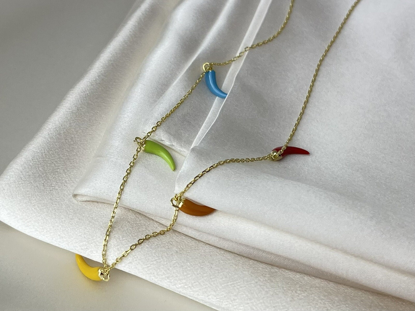 Collar de 18 pulgadas con dije de plata de ley 925 chapado en oro con esmalte y coloridos chiles picantes