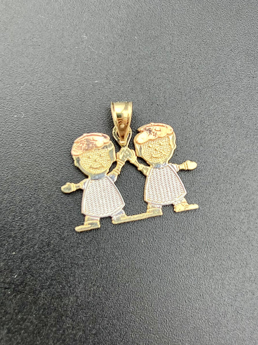 Colgante de oro de 2 quilates de 14 quilates con diseño de niños sonrientes tomados de la mano y tallas de diamantes: 23,06 x 19 mm